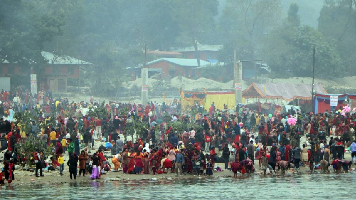 कोसी र कमला नदीमा नुहाउनेको भीड